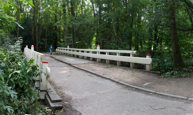Een van de witte bruggen met rode accenten
              <br/>
              Marcel Westhoff, augustus 2015